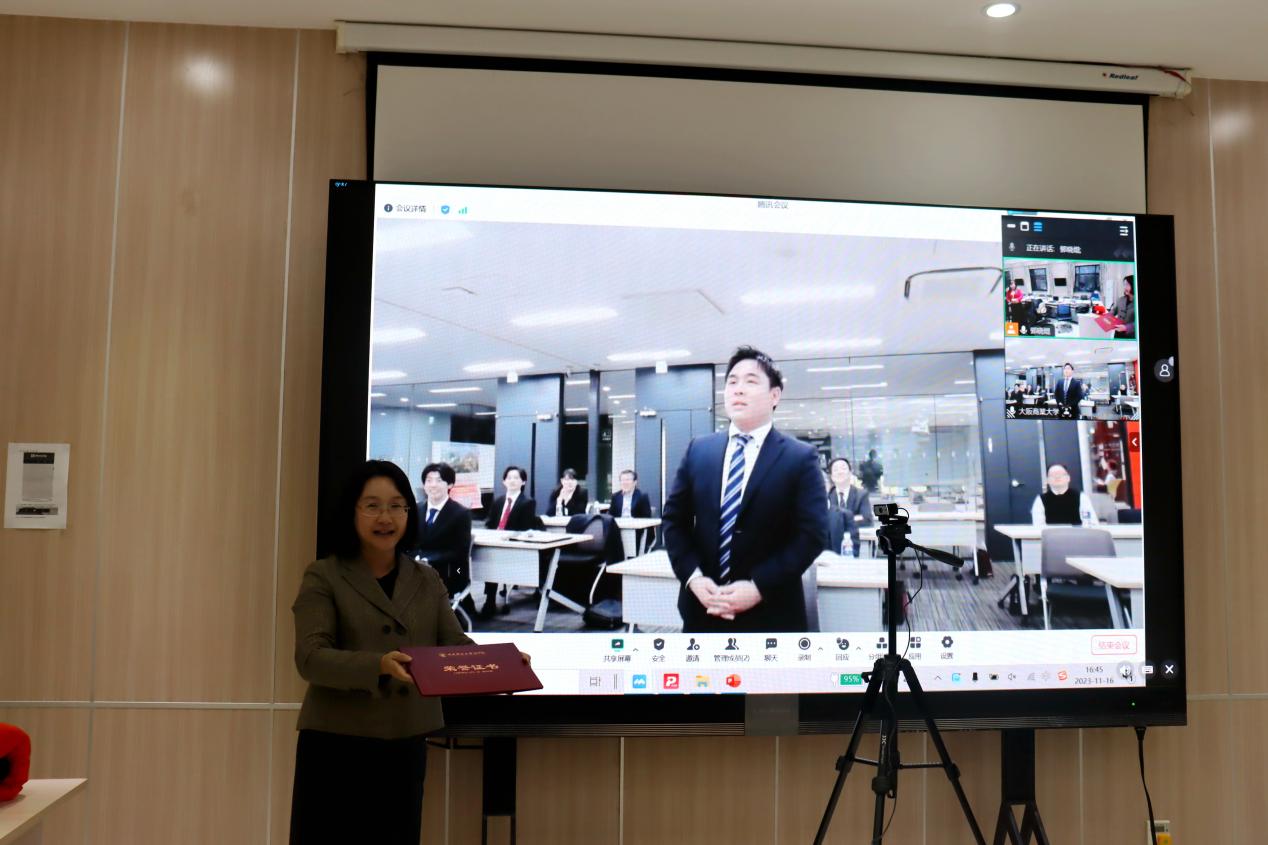 27yl7703永利官网葛建新教授为“最佳汇报奖”成田卓巳同学颁奖