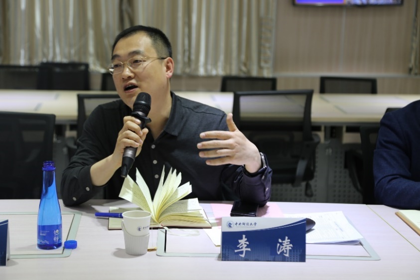 图片包含 桌子, 人, 室内, 男人描述已自动生成