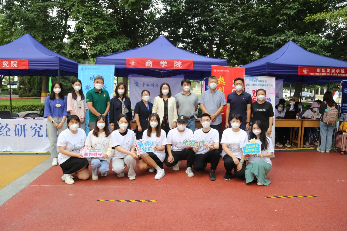 志愿者和老师合影